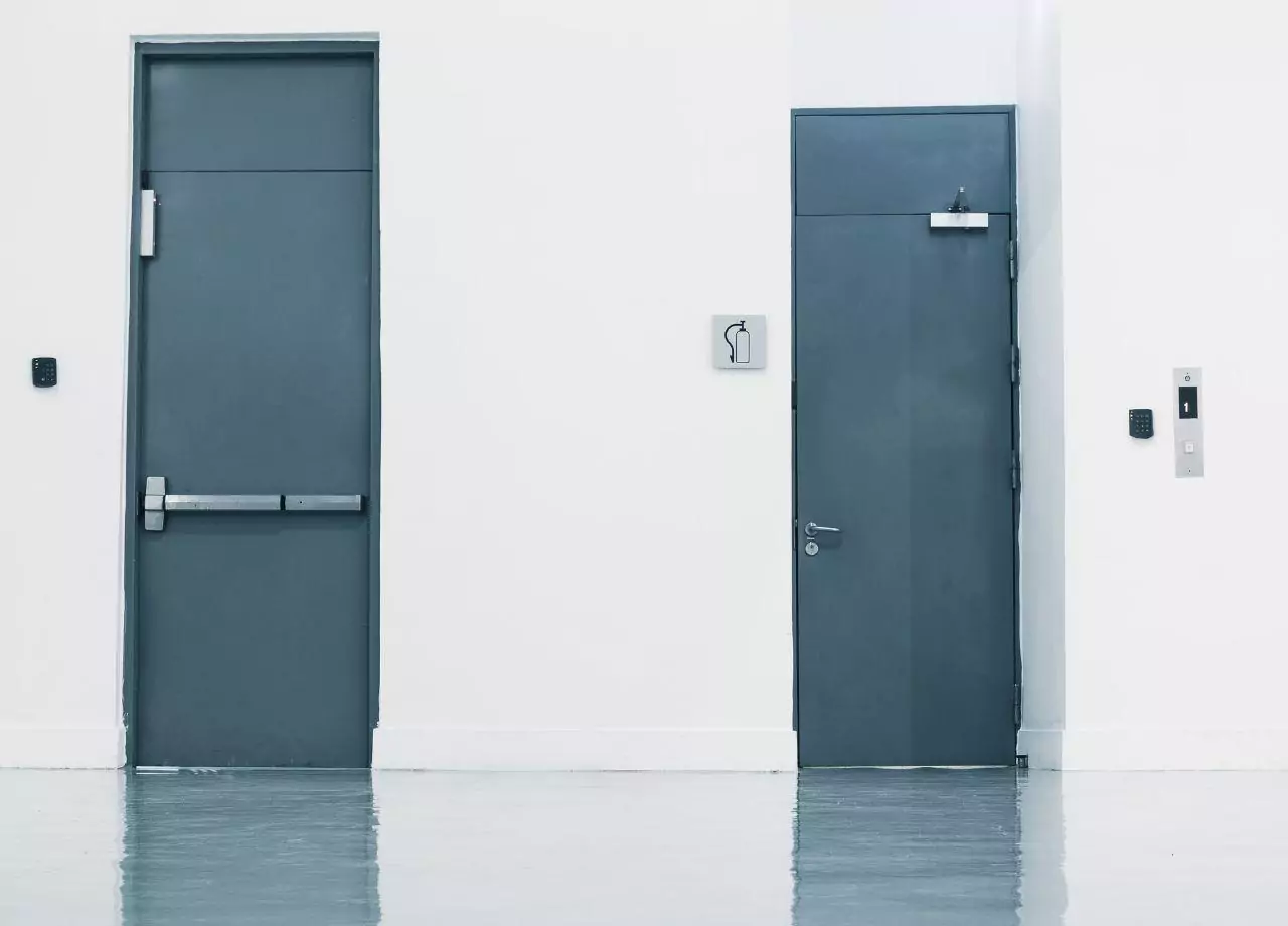 Puertas cortafuego de acero caracteristicas y beneficios.jpg